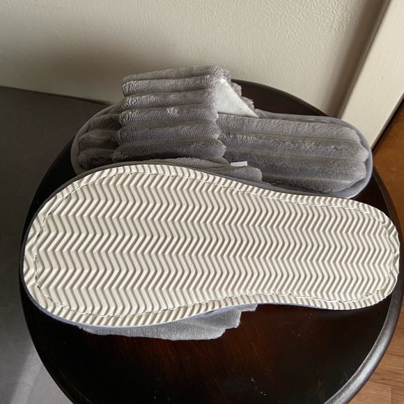 Slippers - Picture 3 of 4